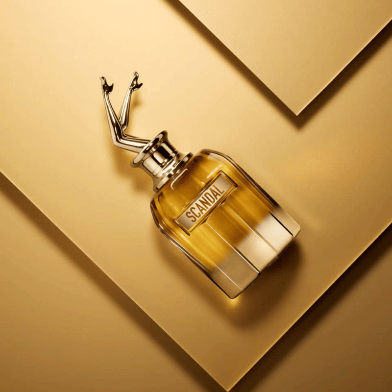 Jean Paul Gaultier Scandal Absolu Parfum là một viên ngọc vàng xa hoa, được thiết kế tinh xảo để phản ánh bản chất táo bạo và rạng rỡ của nước hoa. 